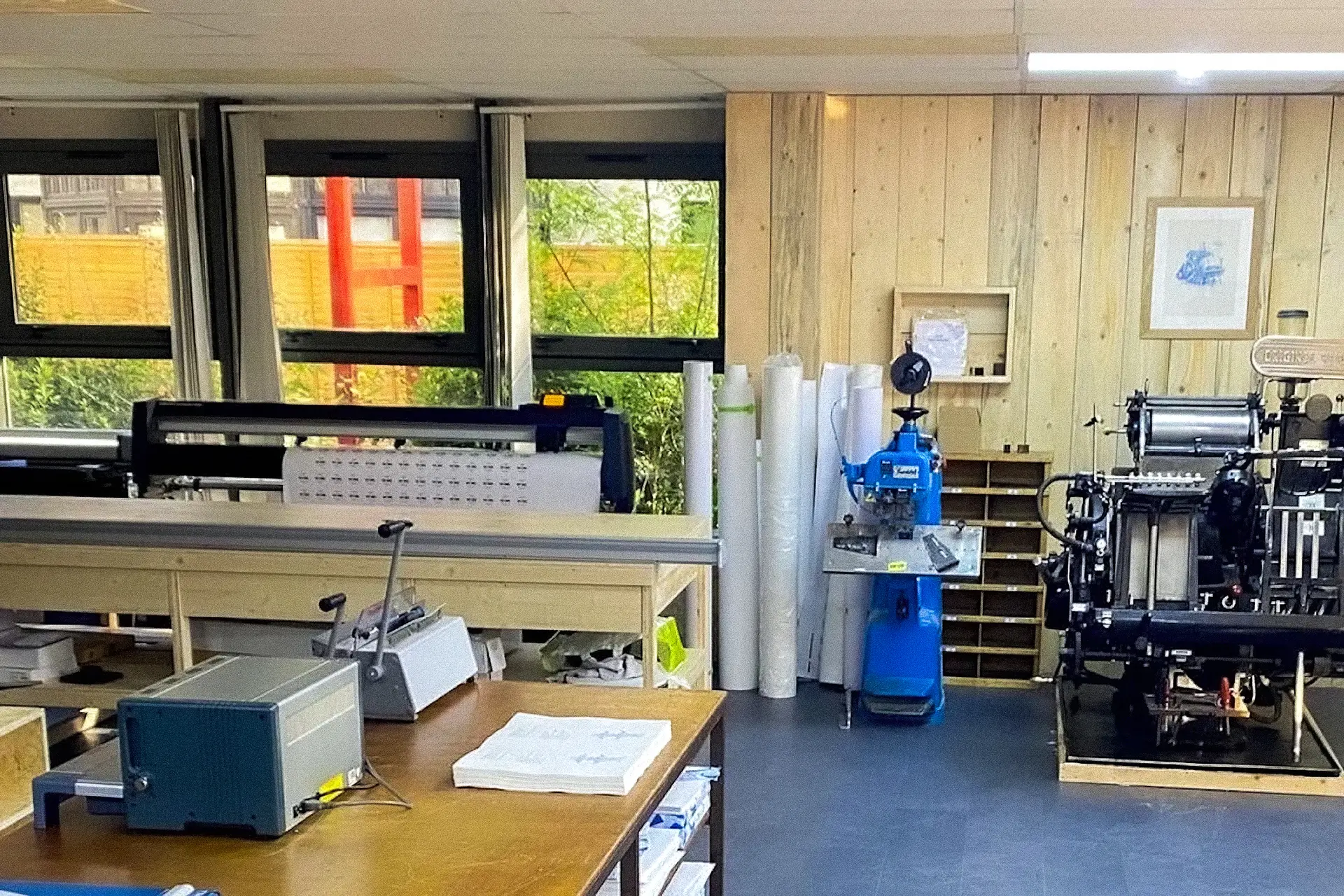 Atelier de l’Imprimerie Végétale à Magny-les-Hameaux : traceur grand format, presse typographique et tables de façonnage